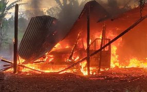 Dos Arroyos: Daños materiales por incendio en un galpón, efectivos policiales y bomberos intervinieron de inmediato y lograron sofocar las llamas, evitando que el fuego se expandiera