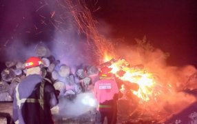 Mártires: Controlaron un incendio en la planchada de rollos de madera en un aserradero