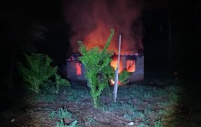Incendio de vivienda en la localidad de San Ignacio, la cual resultó totalmente consumida por las llamas, sin registrarse personas lesionadas
