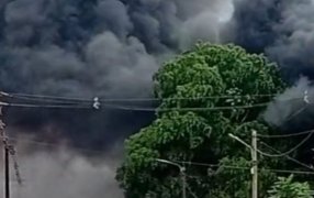 Misiones: Incendio de gran magnitud en un frigorífico, ubicado en la intersección de Salvador Azula y Colectora Leonardo Favio en la localidad misionera de Garupá