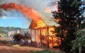 Misiones: Se incendió una vivienda en la localidad de San Antonio y quedó totalmente destruida