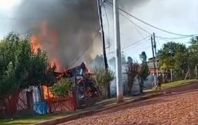 San Vicente: Una vivienda de madera fue consumida por un incendio total en el Barrio 25 de Mayo