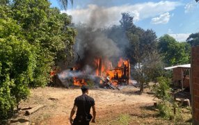 Incendio destruyó una vivienda en el Barrio Bicentenario en la ciudad de Puerto Iguazú