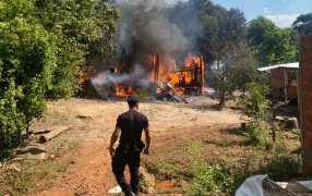 Incendio destruyó una vivienda en el Barrio Bicentenario en la ciudad de Puerto Iguazú