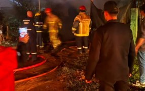 Puerto Iguazú: Una vivienda de madera fue consumida por un incendio, generando importantes pérdidas materiales para su propietaria