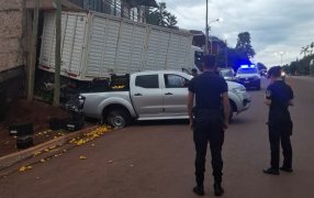 Colisión entre camión y camioneta dejó daños materiales en la localidad de Jardín América