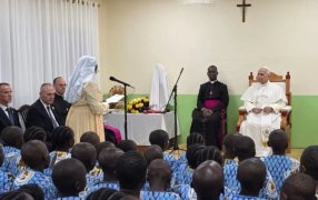 Emotiva visita del Papa León XIV a un orfanato en Camerún: Son una verdadera familia y Jesús es su hermano mayor