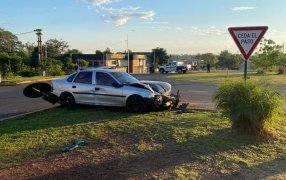 Posadas: Colisión entre dos automóviles en la rotonda de la ex Ruta 213 y Avenida Cabo de Hornos, dejó a un hombre y a un bebé lesionados