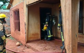 Jardín América: Bomberos sofocaron un incendio en una vivienda del Barrio Centro