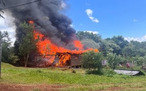 Misiones: Incendio accidental destruyó una vivienda de madera ubicada en cercanías de la estación de servicio, no hubo personas lesionadas