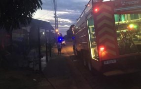 Bomberos sofocaron el incendio de un local comercial en el Barrio Miguel Lanús, el fuego se habría iniciado por una garrafa