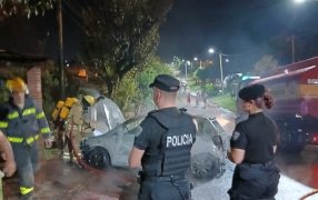 El Soberbio: Un automóvil se incendió, el foco ígneo se originó en el garaje de una vivienda, se investigan las causas que originó