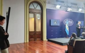 Manuel Adorni, sin defensa: No dio explicaciones sobre el viaje, su patrimonio y cargó contra la prensa