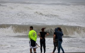Nicole se fortalece a huracán de categoría 1: ¿A dónde se dirige en Florida?