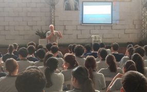 Apóstoles: En el mes de sensibilización y concientización sobre el Cáncer de Mama, los estudiantes del Nivel Secundario del Instituto Superior La inmaculada participaron de una charla, además repartieron folletos