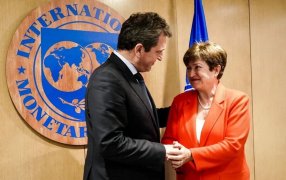 El FMI aprobó la tercera revisión del programa y la Argentina recibirá este mes cerca de 6.000 millones de dólares