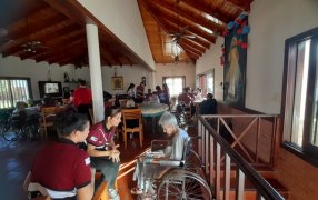 “Uniendo Generaciones”: Alumnos del Instituto Santa Bárbara, vivieron una jornada inolvidable con los residentes del Hogar de Asilo de Ancianos Jesús Misericordioso Melvin Jones