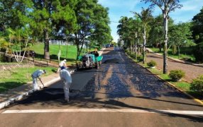 Misiones: La Dirección Provincial de Vialidad está asfaltando calles, a través el Programa Pavimento Urbano, en esta oportunidad es en el Municipio de Almafuerte