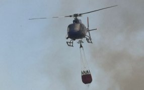 Posadas: Bomberos de la Policía de Misiones apagaron un gran incendio con el apoyo del helicóptero hidrante