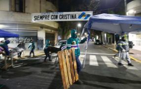 La Policía de CABA desalojó a los militantes que acampaban frente al departamento de CFK en Barrio de Constitución, fuentes oficiales aseguran que “no se reprimió a nadie”