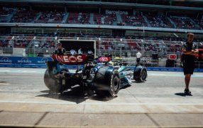 Gran Premio de España 2024 de Fórmula 1: Hamilton con Mercedes primer puesto de la segunda de las prácticas del día viernes, superando a la Ferrari de Sainz y al McLaren de Norris