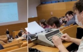 Un profesor propuso dar una clase a la antigua y un alumno tomó apuntes con una máquina de escribir