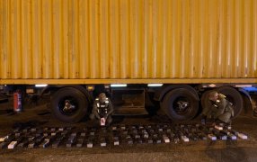 Transportaba cien teléfonos celulares sin aval legal ocultos en un camión: El conductor, quien no pudo acreditar su legal procedencia, terminó detenido por el hecho