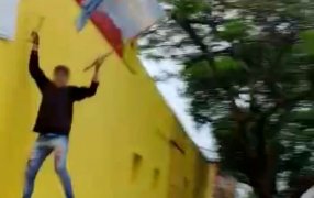 Apóstoles: Se filmaron hurtando una Bandera Argentina y fueron detenidos