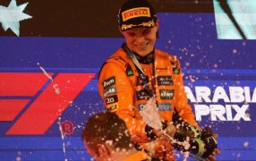 El australiano Oscar Piastri con McLaren en el Gran Premio de Arabia Saudita, ganó la carrera en el Circuito urbano de Jeddah y es el nuevo líder del Mundial de Fórmula 1