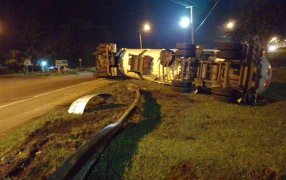 Corte total sobre Ruta Nacional N° 14 a la altura de la rotonda acceso norte, a la localidad misionera de Campo Viera, donde volcó un camión cisterna y no se registran personas lesionadas
