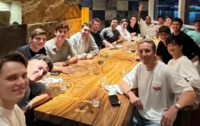 Con Franco Colapinto al lado de Max Verstappen: Así fue la tradicional cena de fin de año de los pilotos de Fórmula 1