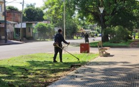 Apóstoles: Cortes del césped en plazas y plazoletas, un trabajo diario para mantener la ciudad limpia y ordenada