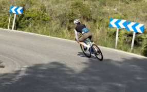 El paseo de Franco Colapinto en bicicleta tras el accidente que sufrió en los test de la Fórmula 1: Cómo sigue su trabajo con Alpine
