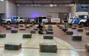 Prefectura Naval Argentina incautó más de 1600 kilos de marihuana: Por el hecho hay dos individuos detenidos, la droga era trasladada en una camioneta con patente paraguaya