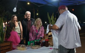 En el marco de la Semana Santa en Apóstoles, se desarrolló la Noche Agricultura, donde se presentaron numerosos expositores, productores, artesanos, feriantes y emprendedores gastronómicos