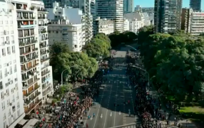 Los actos del 9 de Julio: Miles de personas se instalaron sobre los costados de la Avenida del Libertador para seguir de cerca el desfile militar