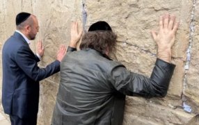 El Presidente Javier Milei llegó a Israel, pasó por el Muro de los Lamentos e  inició la gira