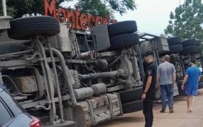 Misiones: Un camión volcó sobre la Ruta Nacional N° 12, a la altura de la rotonda en la localidad de  Montecarlo, no se registraron heridos
