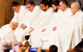 El Papa León XIV lava los pies a 12 sacerdotes durante la Misa de Jueves Santo