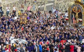 El Papa León XIV saluda con afecto a los devotos del Señor de los Milagros