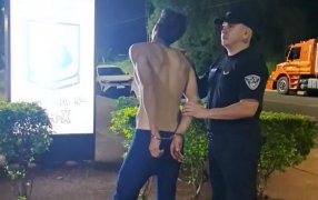 Posadas: Quedó colgado del alambre al intentar robar y la Policía de Misiones lo encontró herido y oculto en un baldío