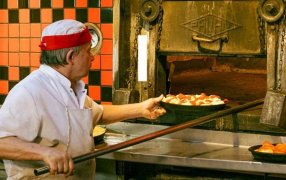 12 de Enero: Día del Maestro Pizzero y Pastelero, la fecha rinde homenaje a quienes, con oficio, dedicación y pasión, sostienen uno de los sabores más representativo