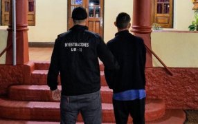 Robaron una placa de una Facultad en la ciudad de Oberá y quedaron captados por las cámaras, uno ya fue detenido