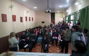 Más de cien estudiantes apostoleños recibieron las Becas Municipales y de Pasajes
