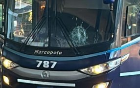 Puerto Esperanza: Llegó alcoholizado a la terminal, creyó que el ómnibus se había retrasado y lo atacó a pedradas, terminó preso