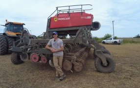 La familia que bate récords: Siguiendo los pasos de su padre, Mariano Ostán sembró 180 hectáreas de cuatro lotes en menos de 30 horas