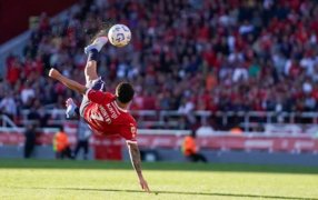 Santiago Montiel ganó el Premio Puskás: El delantero de Independiente fue premiado en The Best por su gol de chilena