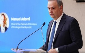 Abren una investigación por los viajes de Manuel Adorni con su esposa a Nueva York y Punta del Este