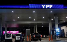 YPF estabiliza el precio de la nafta: No trasladará al surtidor la suba del petróleo por 45 días