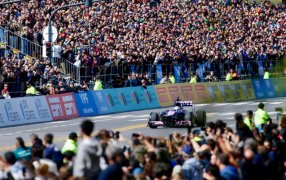 Lo que no se vio del road show de Colapinto: Su gesto con un grupo de chicos, el asombro en Alpine y por qué se recibió de ídolo